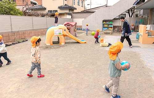 愛光大和田保育園　アネックス　校庭で遊ぶ子供たち