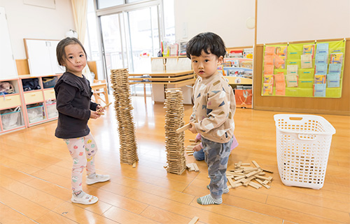 愛光大和田保育園　アネックス　つみきで遊ぶ子供たち