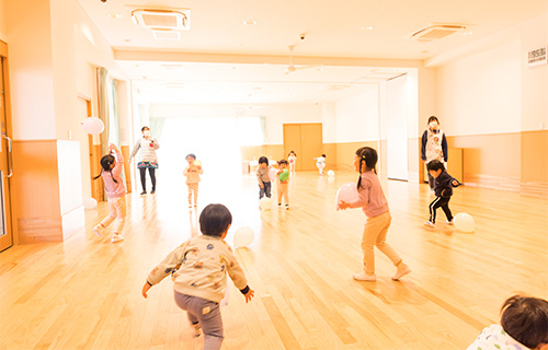 愛光大和田保育園　ちいさなおうち　室内で遊ぶ子供たち