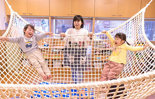 愛光大和田保育園　ステーション　室内で遊ぶ子供たち